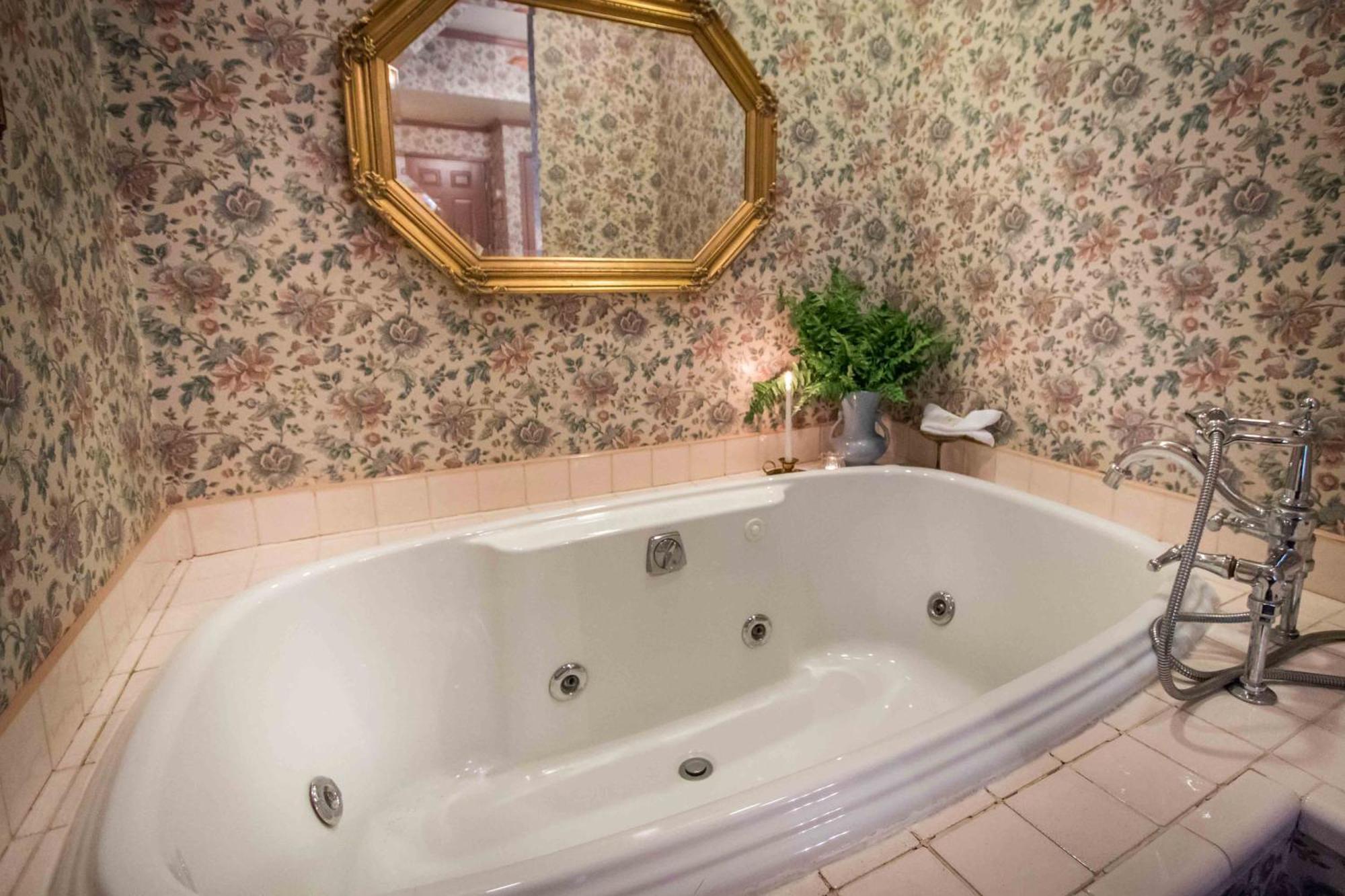 The Globe Inn East Greenville Room photo