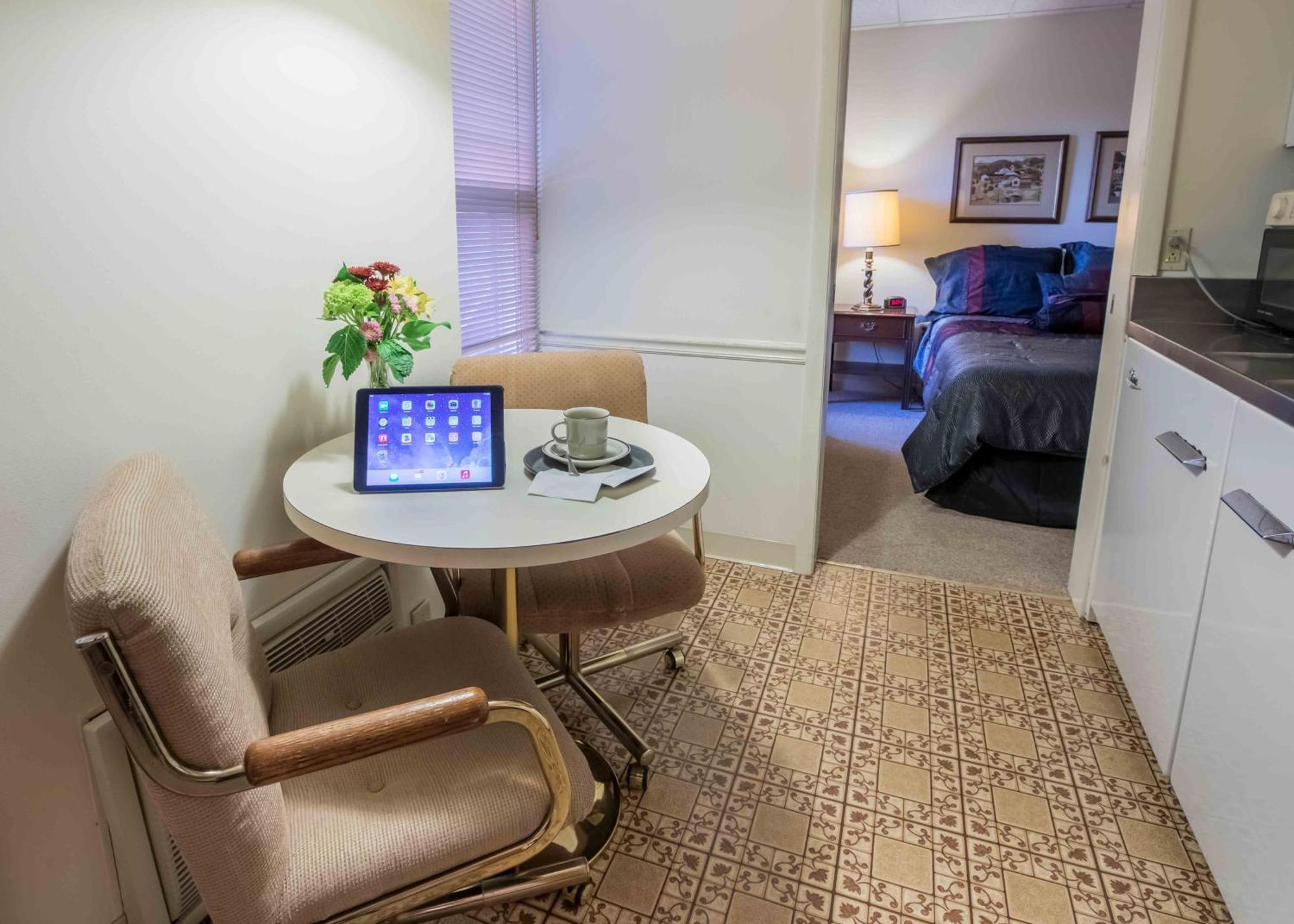 The Globe Inn East Greenville Room photo